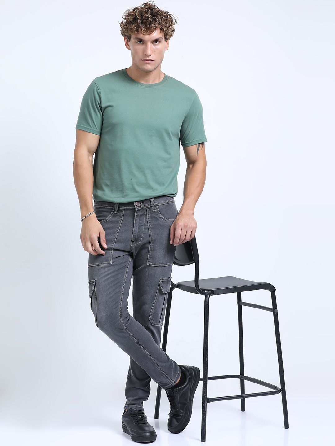 Men Solid Mid-Rise Slim Fit Cargos Jeans